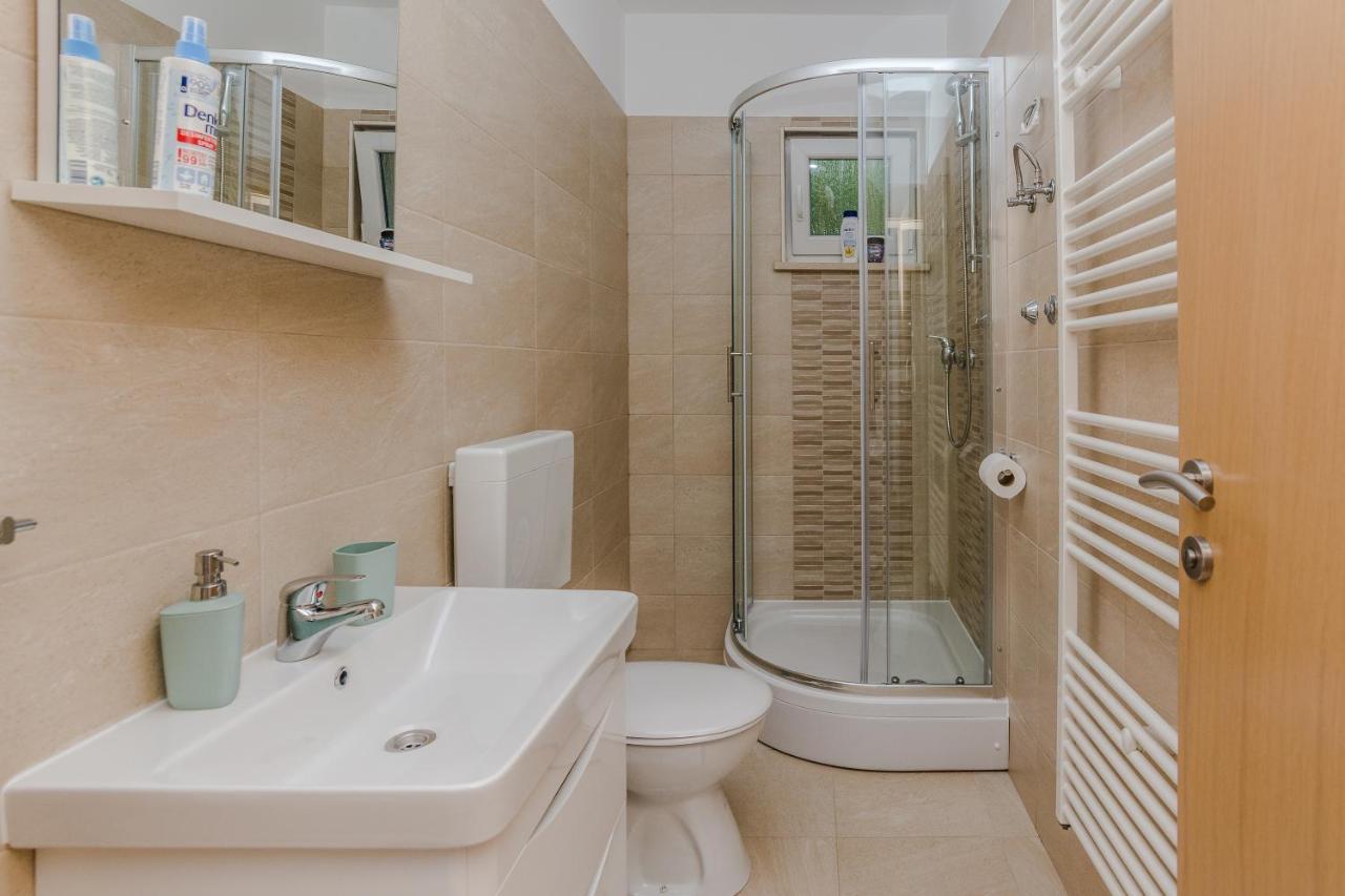Apartmani Jadranka Starigrad Paklenica Exterior photo